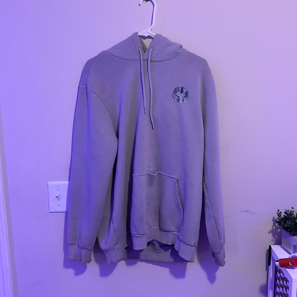 Light Grey hoodie with a back that says dynamic visto in the back.